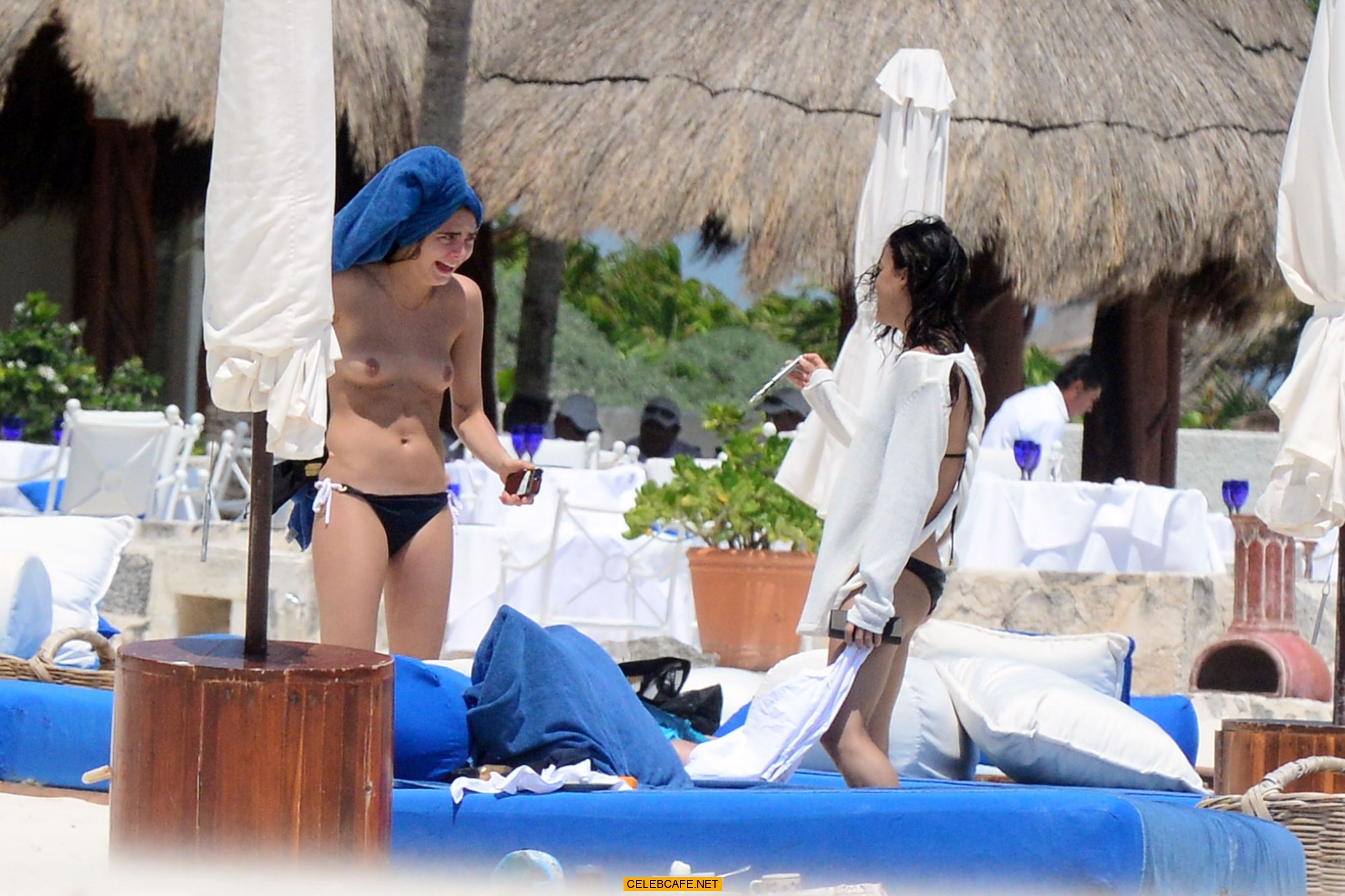 Cara_Delevingne_and_Michelle_Rodriguez_on_a_Beach_in_Mexico__032814__20_.jpg